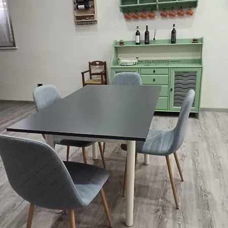Flach 'mary' By Interhome سالوزو